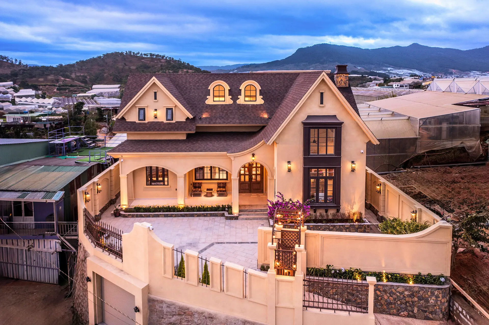 Villa Đà Lạt tòa nhà
